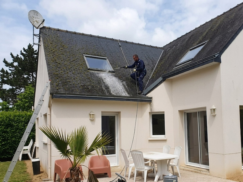 Artisan appliquant un traitement de démoussage et hydrofuge sur une toiture à Plélo