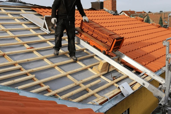 Chantier de rénovation complète de toiture en ardoise à Plélo avec pose de sous-toiture