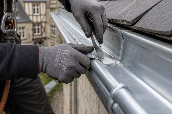 Pose de gouttières en zinc et travaux de zinguerie sur mesure à Plélo